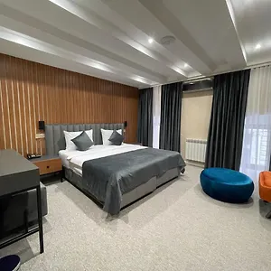 Hotel Eleven, Bakoe